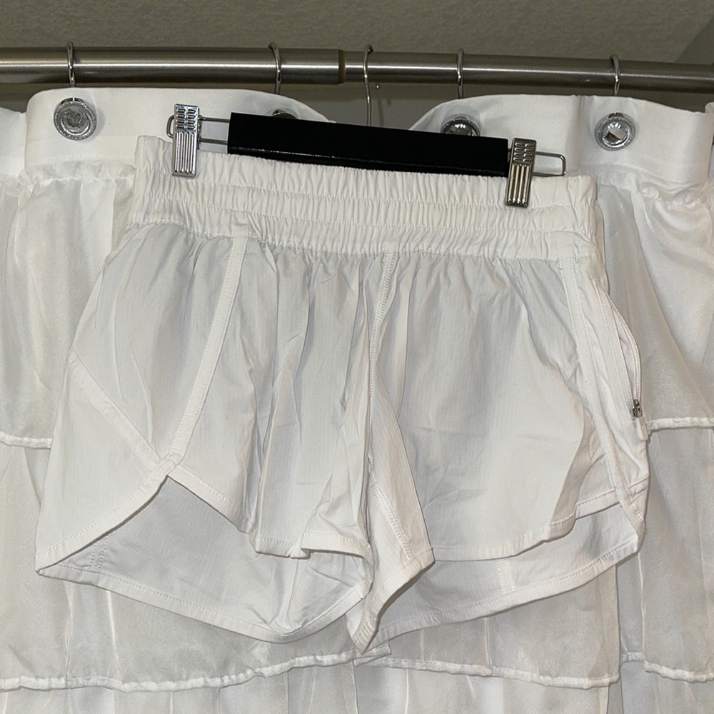 Lululemon white track that short